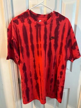 Nike Men’s Red and Dark Red Tie-Dye Short Sleeve Tee